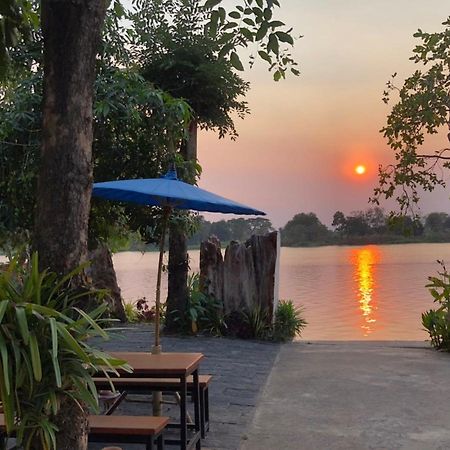 Ruen Thai Ban Rim Nam Kamphaeng Phet Zewnętrze zdjęcie