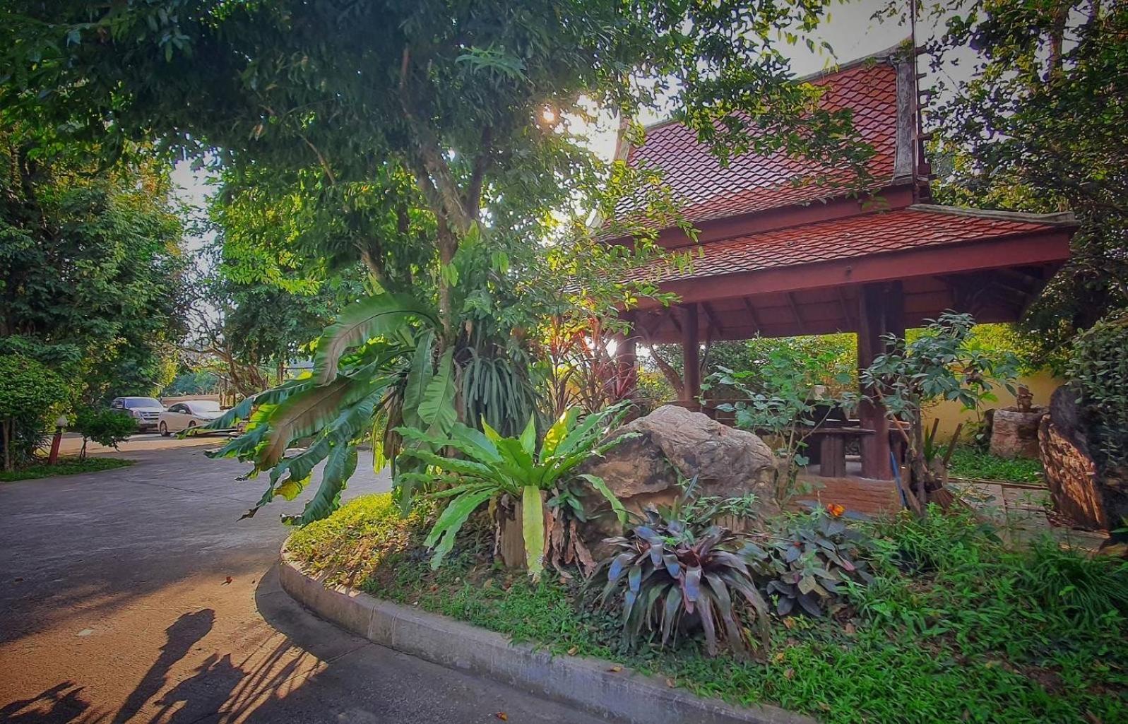 Ruen Thai Ban Rim Nam Kamphaeng Phet Zewnętrze zdjęcie