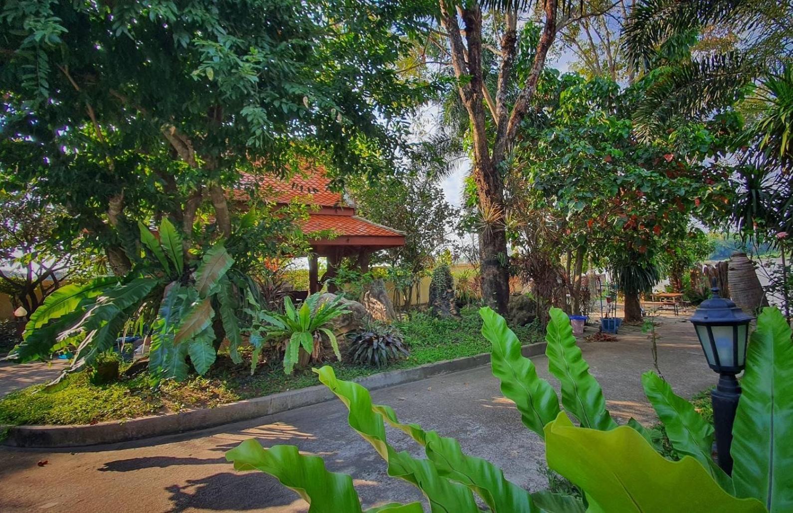 Ruen Thai Ban Rim Nam Kamphaeng Phet Zewnętrze zdjęcie