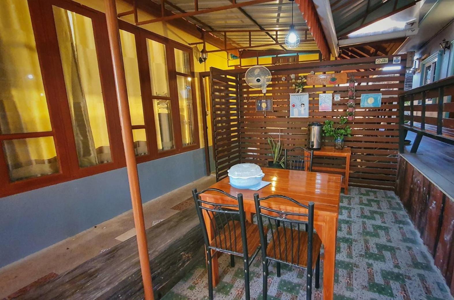 Ruen Thai Ban Rim Nam Kamphaeng Phet Zewnętrze zdjęcie