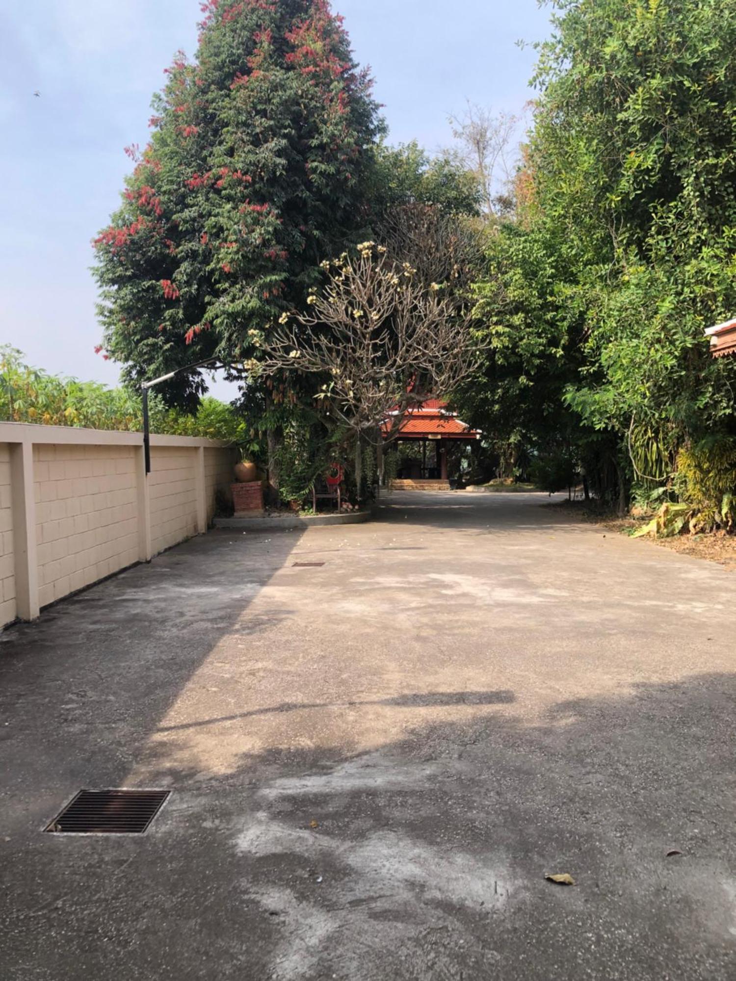 Ruen Thai Ban Rim Nam Kamphaeng Phet Zewnętrze zdjęcie