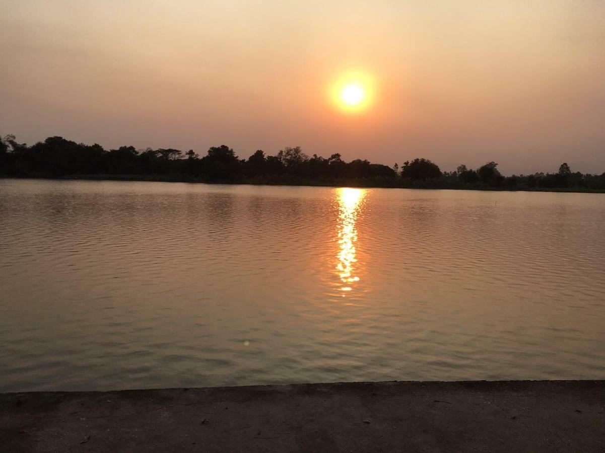 Ruen Thai Ban Rim Nam Kamphaeng Phet Zewnętrze zdjęcie