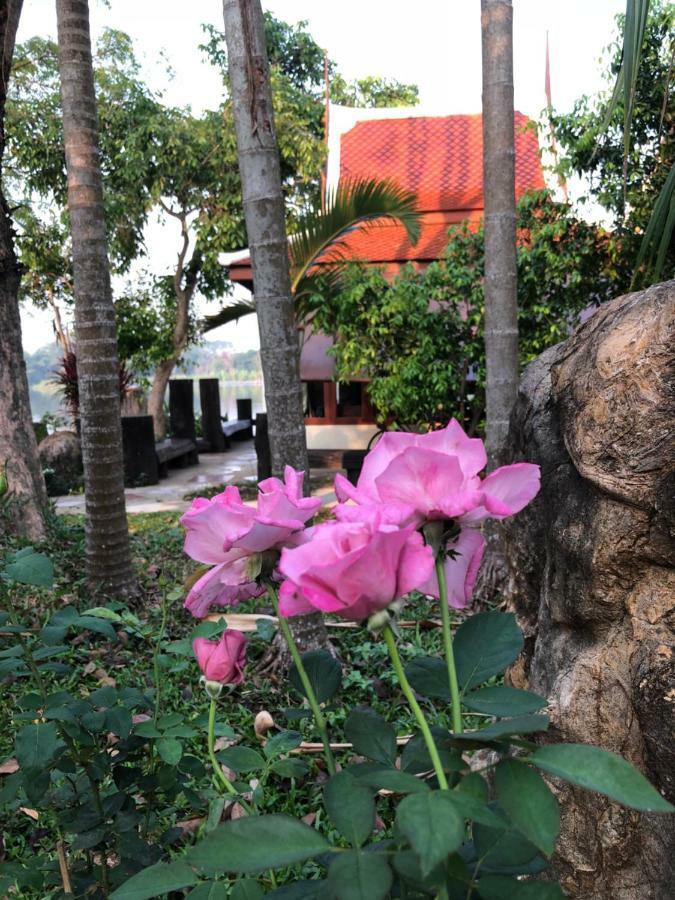 Ruen Thai Ban Rim Nam Kamphaeng Phet Zewnętrze zdjęcie