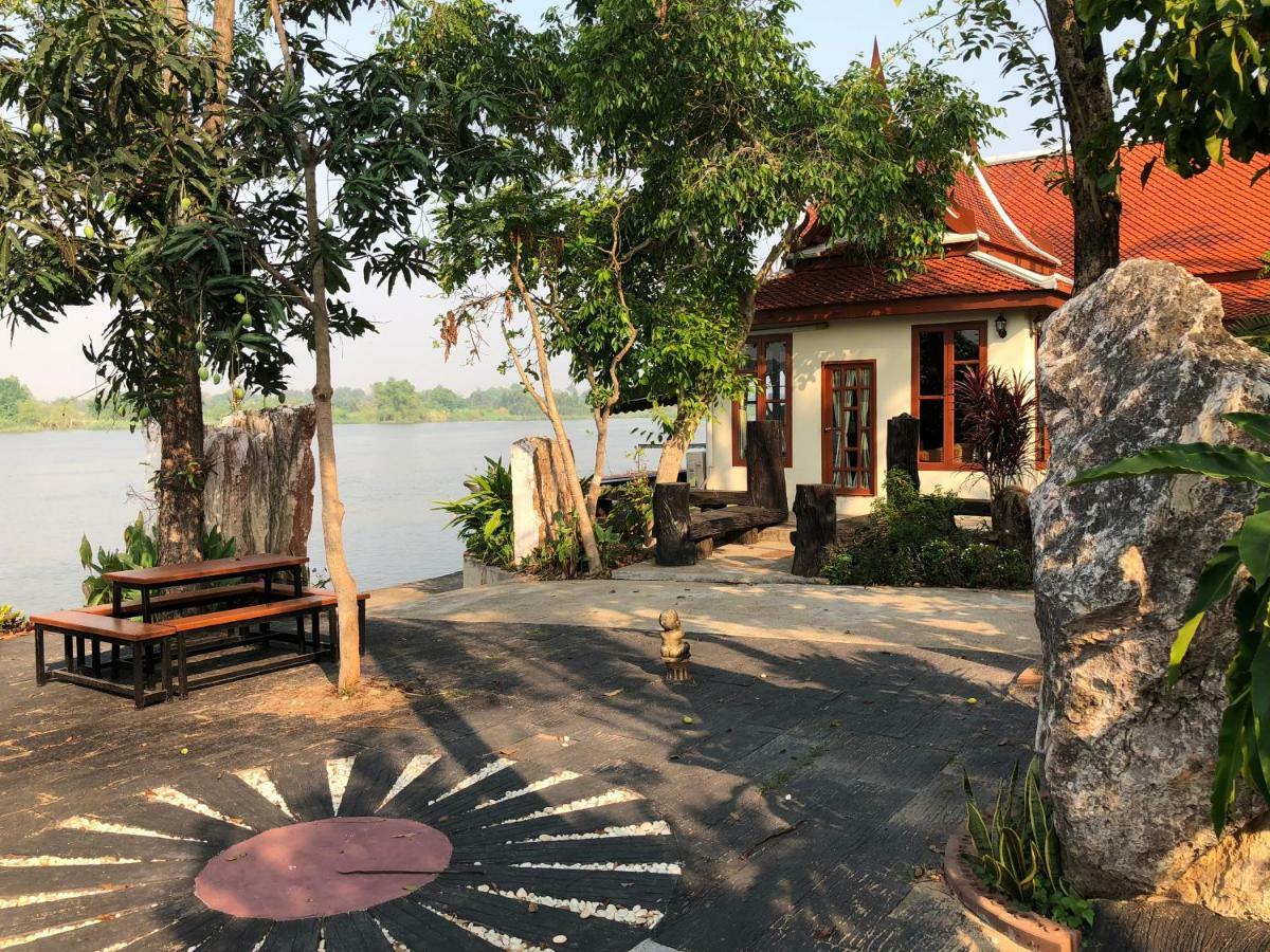 Ruen Thai Ban Rim Nam Kamphaeng Phet Zewnętrze zdjęcie