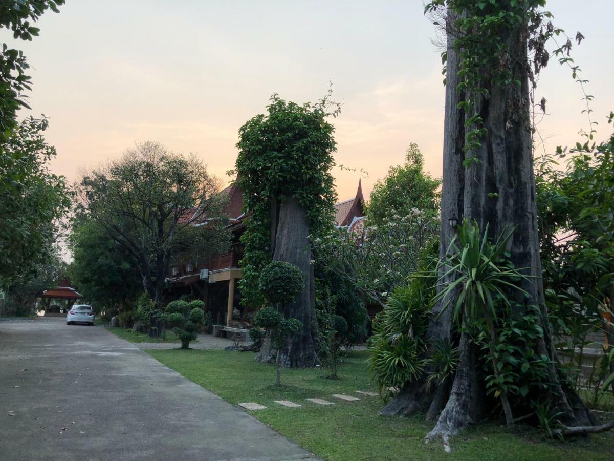 Ruen Thai Ban Rim Nam Kamphaeng Phet Zewnętrze zdjęcie