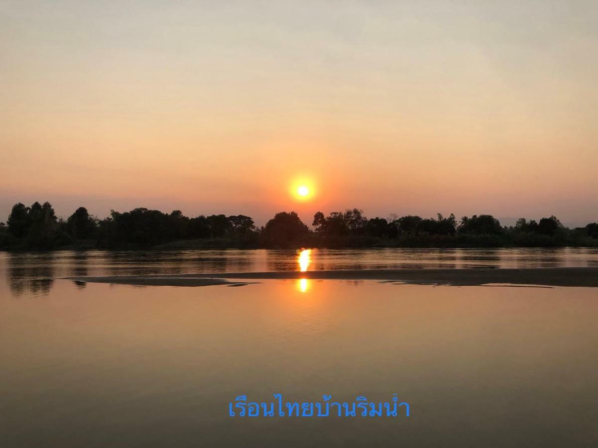 Ruen Thai Ban Rim Nam Kamphaeng Phet Zewnętrze zdjęcie