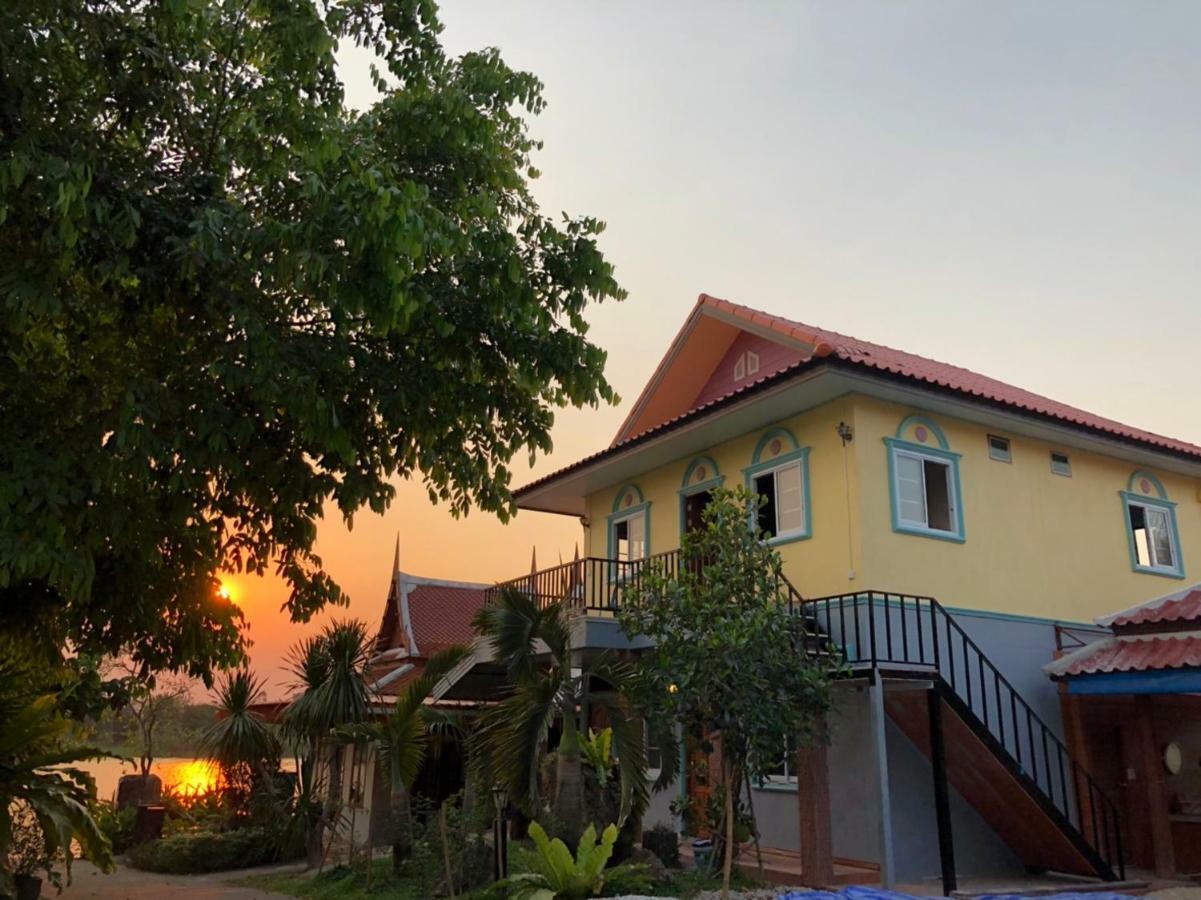 Ruen Thai Ban Rim Nam Kamphaeng Phet Zewnętrze zdjęcie