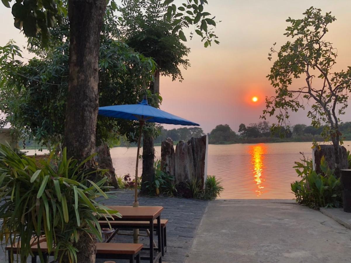 Ruen Thai Ban Rim Nam Kamphaeng Phet Zewnętrze zdjęcie
