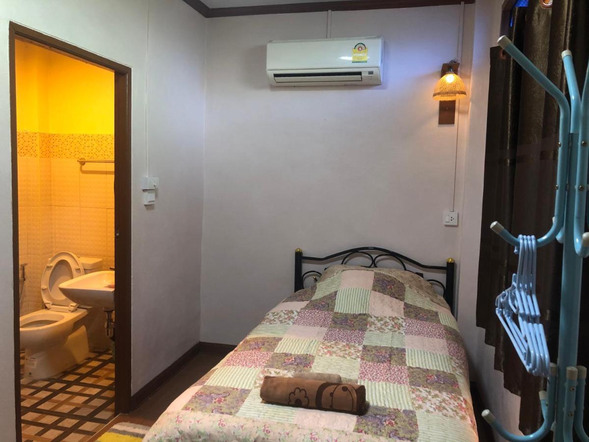 Ruen Thai Ban Rim Nam Kamphaeng Phet Zewnętrze zdjęcie