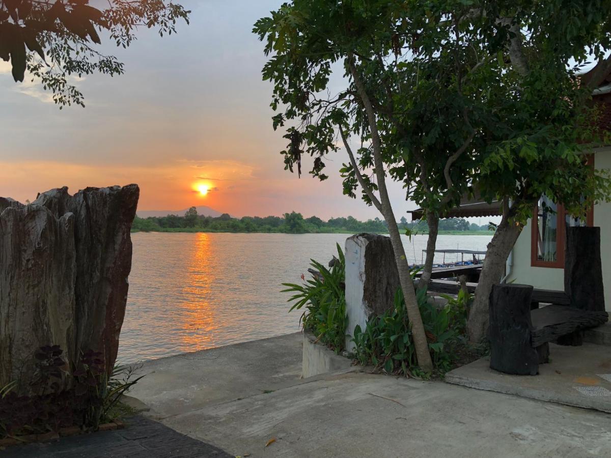 Ruen Thai Ban Rim Nam Kamphaeng Phet Zewnętrze zdjęcie